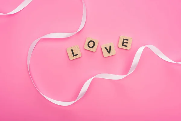 Vista Superior Cinta Curva Bloques Madera Con Letras Amor Aisladas —  Fotos de Stock