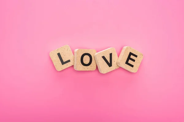 Vista Dall Alto Lettere Amore Cubi Legno Isolati Rosa — Foto Stock