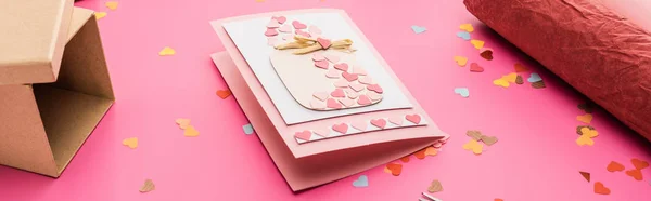 Valentijnsdag Confetti Wenskaart Inpakpapier Geschenkdoos Roze Achtergrond Panoramisch Shot — Stockfoto