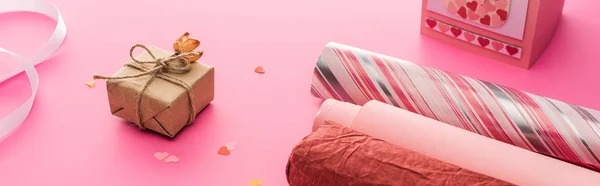 バレンタインコンフェッティ包装紙ピンクの背景のギフトボックスパノラマショット — ストック写真