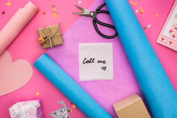 情人节装饰品 包装纸 礼品盒 剪子和卡片的顶部视图 用粉红背景称我为字母 — 图库照片