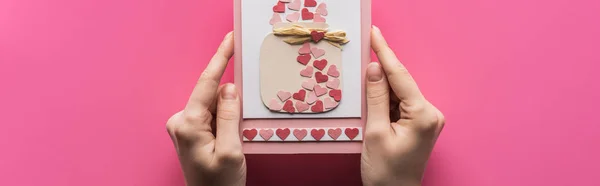 持情人节贺卡的妇女与粉色全景截图相分离的剪影 — 图库照片