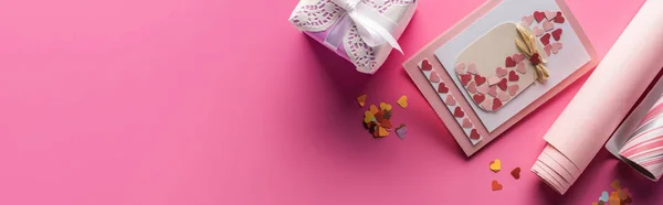 Draufsicht Auf Valentinstag Dekoration Mit Grußkarte Und Geschenk Auf Rosa — Stockfoto