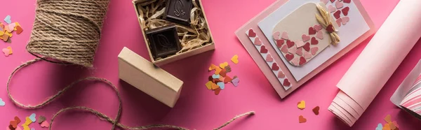 バレンタインデコレーション包装紙ツインギフトボックスチョコレートグリーティングカードピンクの背景パノラマショット — ストック写真