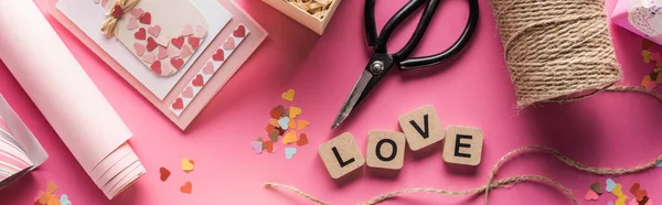 Sevgililer Günü Dekorasyonu Makas Ambalaj Kağıdı Sicim Hediye Kartı Pembe — Stok fotoğraf