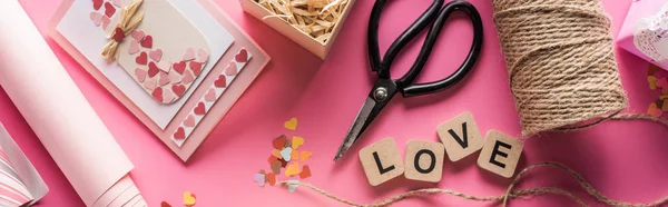 Sevgililer Günü Dekorasyonu Makas Ambalaj Kağıdı Sicim Hediye Kartı Pembe — Stok fotoğraf
