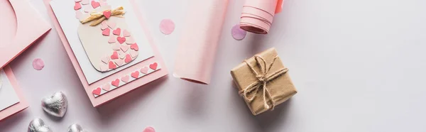 白い背景にバレンタインの装飾品贈り物心と包装紙のトップビューパノラマショット — ストック写真