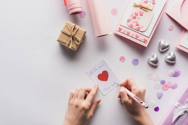 Vista Recortada Mujer Escribiendo Tarjeta Cerca Decoración San Valentín Regalos — Foto de Stock