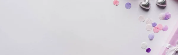Вид Сверху Подарок Сердца Конфетти Белом Фоне Панорамный Снимок — стоковое фото