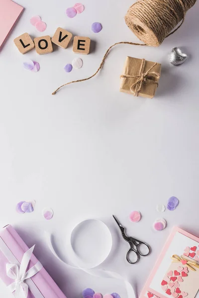 バレンタインデコレーション ギフト 手仕事用品 白い背景のキューブ上のラブレタリングのトップビュー — ストック写真