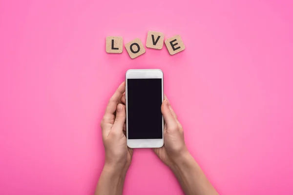 Partial View Woman Holding Smartphone Cubes Love Lettering Pink Background — Stock Photo, Image