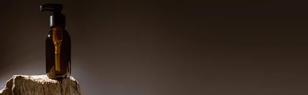 Диспенсер Косметическая Бутылка Камне Темном Фоне Задней Светлой Панорамный Снимок — стоковое фото