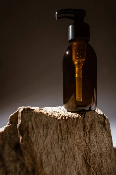 Dispensador Botella Cosmética Piedra Sobre Fondo Oscuro Con Luz Fondo — Foto de Stock