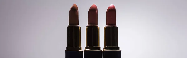 Lipsticks Het Donker Witte Achtergrond Met Achtergrondlicht Panoramisch Shot — Stockfoto