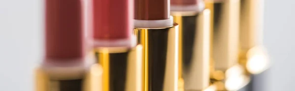 Close Zicht Diverse Lippenstiften Luxe Buizen Lijn Geïsoleerd Witte Achtergrond — Stockfoto