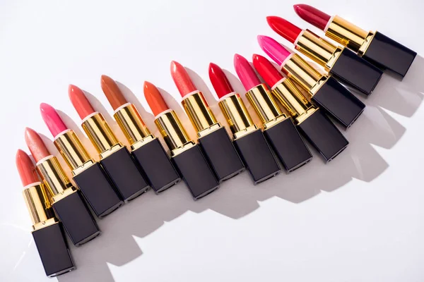 Bovenaanzicht Van Diverse Lippenstiften Luxe Tubes Witte Achtergrond — Stockfoto