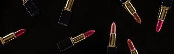 Bovenaanzicht Van Diverse Lippenstiften Luxe Buizen Geïsoleerd Zwart Panoramisch Shot — Stockfoto