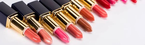 Selectieve Focus Van Diverse Lippenstiften Luxe Tubes Witte Achtergrond Panoramisch — Stockfoto