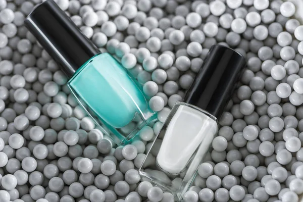 Ansicht Von Blauem Und Weißem Nagellack Flaschen Grauen Schmuckperlen — Stockfoto