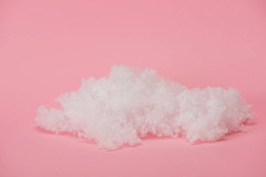 Pembe arka planda pamuktan yapılmış beyaz tüylü bulut