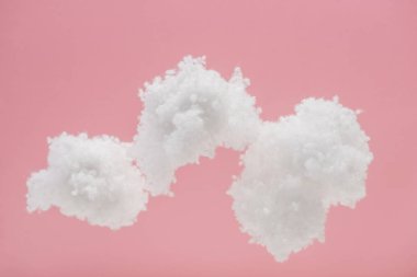 Pembe üzerine izole edilmiş pamuklu beyaz bulutlar.