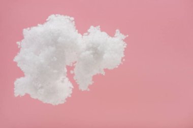 Pembe üzerine izole edilmiş pamuklu beyaz bulutlar.