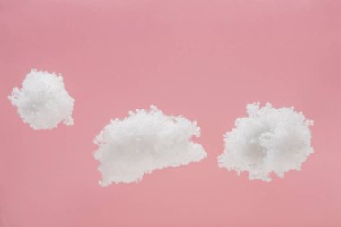 Pembe üzerine izole edilmiş pamuklu beyaz bulutlar.