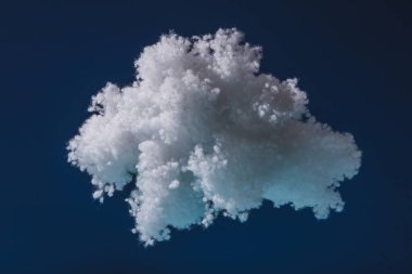 Koyu mavi üzerine izole edilmiş pamuklu beyaz tüylü bulut.