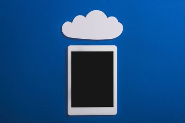 Dijital tablet yakınlarındaki boş beyaz kağıt bulutunun üst görünümü mavi üzerine izole edilmiş boş ekran ile