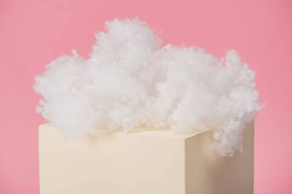 Pembe Arka Planda Izole Edilmiş Küp Üzerindeki Pamuk Tüylü Bulut — Stok fotoğraf