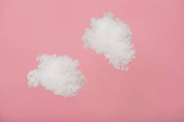 ピンクに隔離されたコットンウールで作られた白いふわふわの雲 — ストック写真