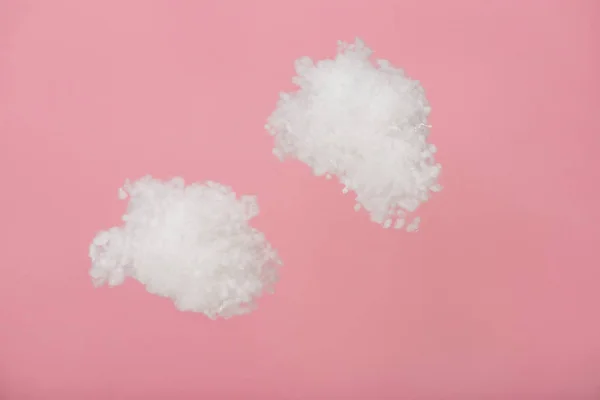 Nuages Duveteux Blancs Laine Coton Isolé Sur Rose — Photo