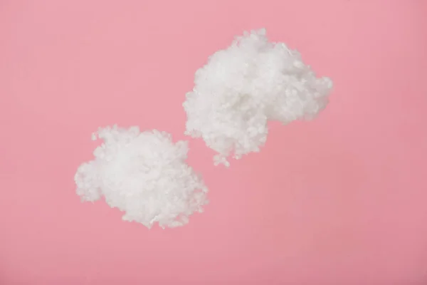 Nuvens Fofas Brancas Feitas Algodão Isolado Rosa — Fotografia de Stock