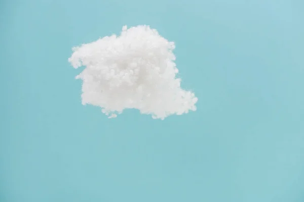 Nube Esponjosa Blanca Hecha Lana Algodón Aislada Sobre Fondo Azul — Foto de Stock