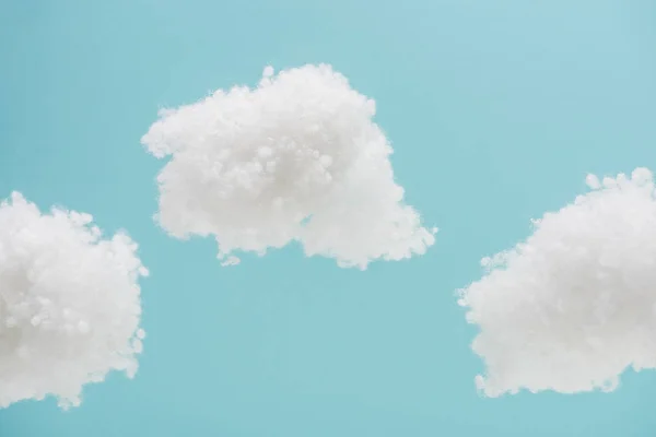 Weiße Flauschige Wolken Aus Watte Isoliert Auf Blauem Hintergrund — Stockfoto