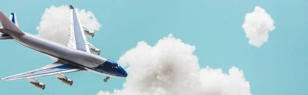玩具飞机在白色蓬松的云彩中飞行 这些云彩是用棉花制成的 用蓝色的全景弹射出来的 — 图库照片