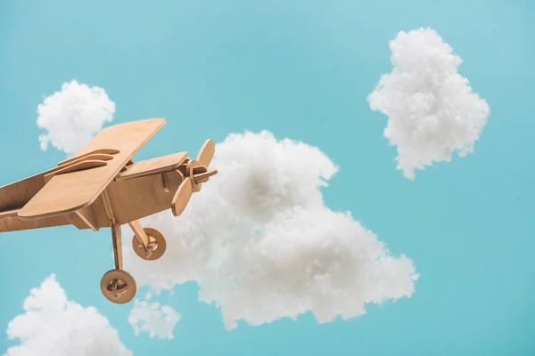 Drewniany Samolot Zabawki Latający Wśród Białych Puszystych Chmur Wykonanych Wełny — Zdjęcie stockowe