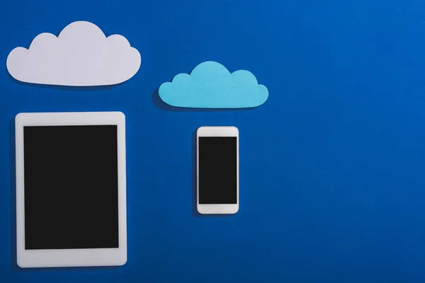 Ansicht Von Leeren Papierwolken Der Nähe Von Smartphone Und Digitalem — Stockfoto