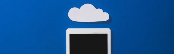 Dijital Tablet Yakınlarındaki Boş Beyaz Kağıt Bulutunun Mavi Panoramik Çekim — Stok fotoğraf
