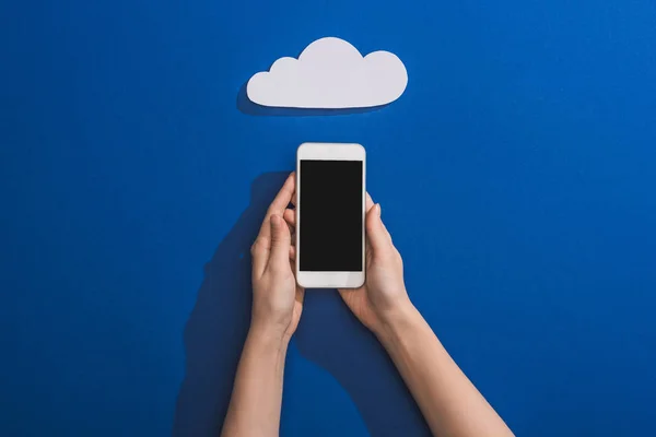 Cropped View Woman Holding Smartphone Empty White Paper Cloud Blue — 스톡 사진