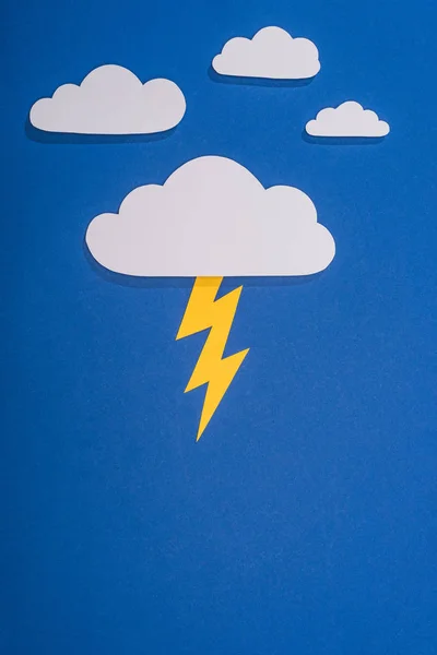 Draufsicht Auf Weiße Papier Geschnittene Wolken Mit Beleuchtung Auf Blauem — Stockfoto
