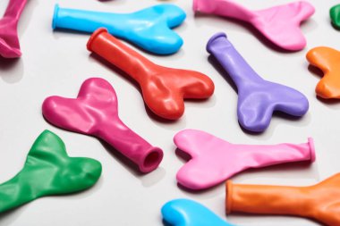 Gri arkaplanda kalp şeklinde balonlar.