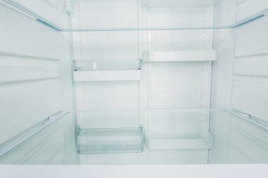 Beyaz buzdolabındaki boş rafları temizle.