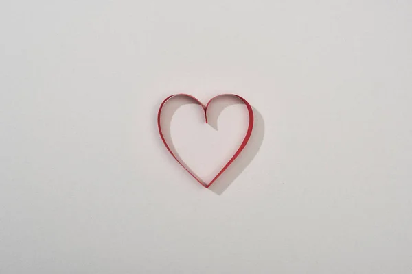 Vista Superior Del Corazón Papel Rojo Sobre Fondo Gris Con — Foto de Stock