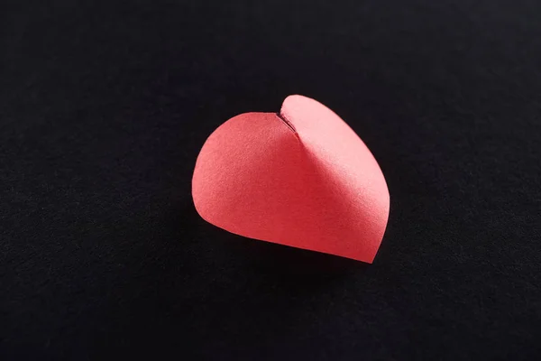Papel Vermelho Forma Coração Isolado Preto — Fotografia de Stock