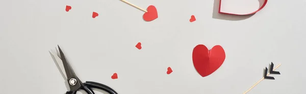 Gri Arkaplanda Makas Kağıt Kalplerin Üst Görünümü Panoramik Çekim — Stok fotoğraf