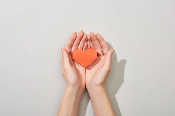 Vista Dall Alto Della Ragazza Che Tiene Cuore Carta Mano — Foto Stock