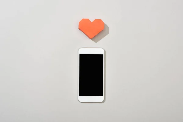 Top View Smartphone Blank Screen Paper Heart Grey Background — 스톡 사진