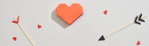 Top View Heart Shaped Papers Arrows Grey Background Panoramic Shot — Stock Photo, Image