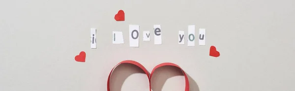 Draufsicht Auf Love You Schriftzug Mit Papierherzen Auf Grauem Hintergrund — Stockfoto